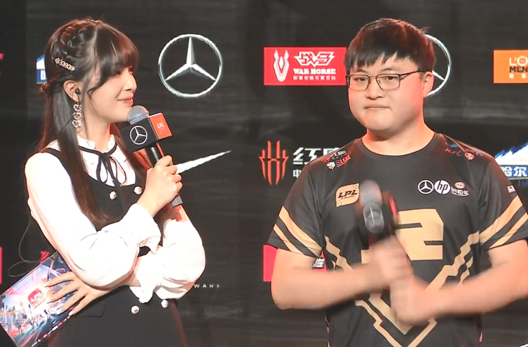 阿扎伦卡重返赛场，夺冠首场状态出色，DWG观众沸腾！赢得满堂喝彩(阿根廷夺冠捧杯照片)